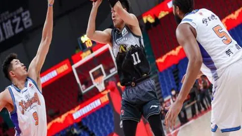 曼联主场1-3负白礼顿，奥纳纳失误重创，再跌至英超第13名